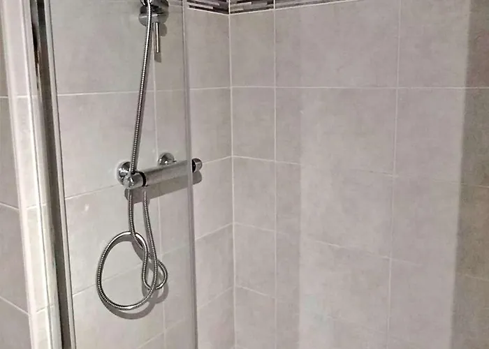 Apartment En Bord De Avec Piscine, Terrasse Et Parking Prive - Fr-1-387-67
